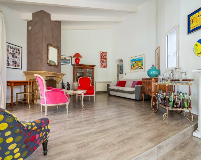 Calvi, villa 4 chambres, piscine, plage à pied, vue montagne