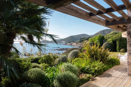 Exclusivité, Ajaccio, Route de Sanguinaires, Propriété  pied dans l&rsquo;eau, 3 chambres, vue  mer panoramique, plage à pied