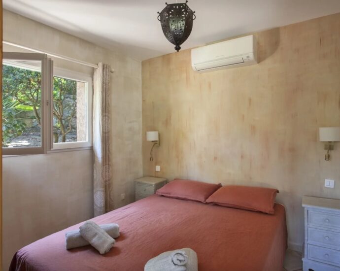 Lumio, 5-bedroom villa, sea and mountain views, swimming pool, close to beaches.