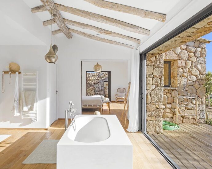 Porto-Vecchio, Palombaggia, Villa d’architecte en pierre avec dépendance, vue mer panoramique et 2 piscines, proche plages