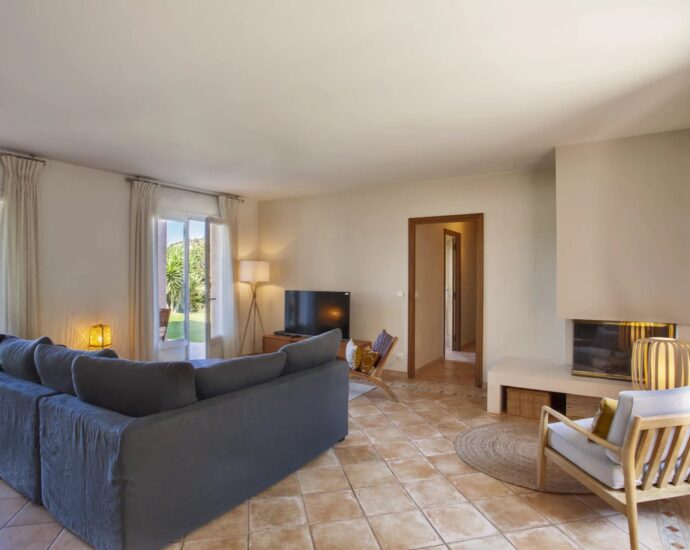 Lumio, 5-bedroom villa, sea and mountain views, swimming pool, close to beaches.