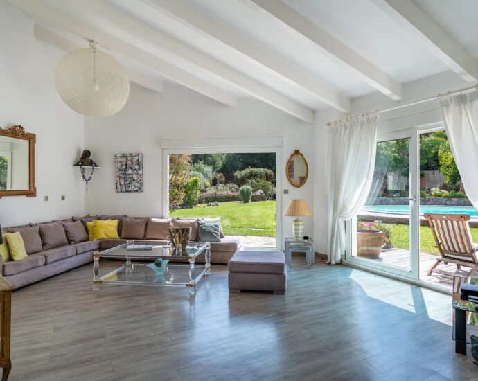 Calvi, villa 4 chambres, piscine, plage à pied, vue montagne