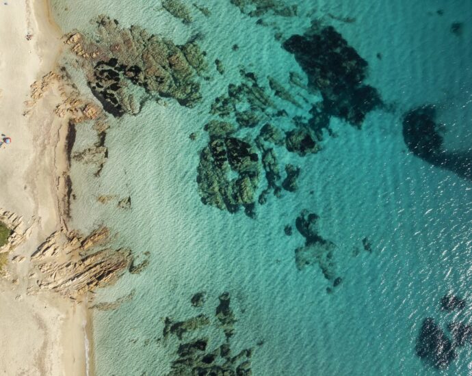 Exclusivité, Ajaccio, villa 6 chambres, piscine à débordement, maison de gardien, vue mer panoramique, plage à pied