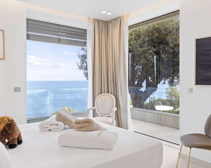 Favone, Villa, Vue mer panoramique, 7 chambres, proche plage, piscine, Cinéma, Salle de sport, Sauna, Hammam, Salle d&rsquo;arcade, Terrain de pétanque