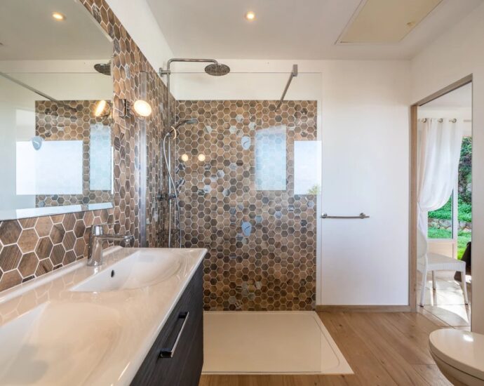 Exclusivité, Corbara, Marine de Davia, villa 4 chambres, piscine, vue mer panoramique, plage à pied