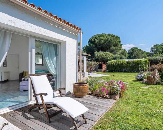 Calvi, villa 4 chambres, piscine, plage à pied, vue montagne