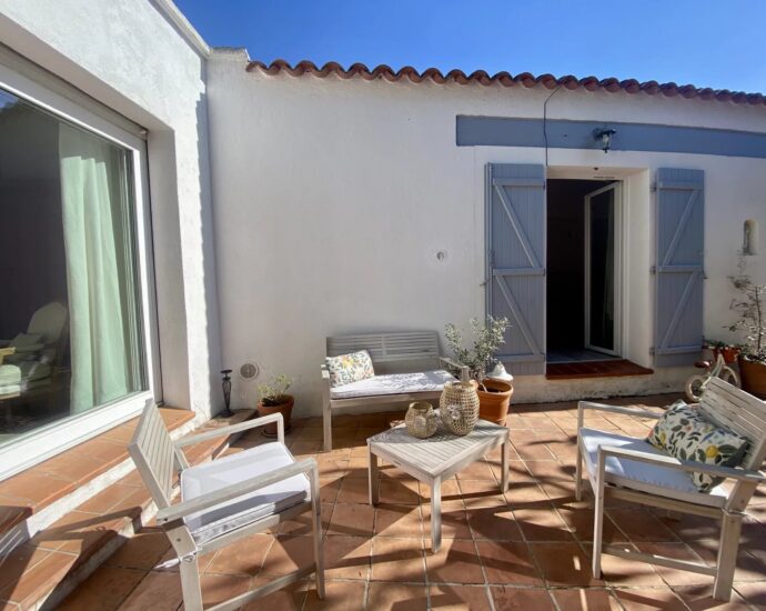 Lumio, Single-Story Villa, 4 Bedrooms, Annex, Pool, Mountain Views, Beach within Walking Distance