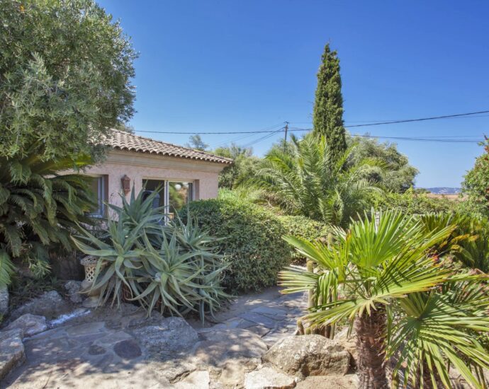 Lumio, 5-bedroom villa, sea and mountain views, swimming pool, close to beaches.