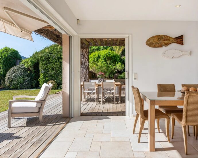 Exclusivité, Ajaccio, Route de Sanguinaires, Propriété  pied dans l&rsquo;eau, 3 chambres, vue  mer panoramique, plage à pied