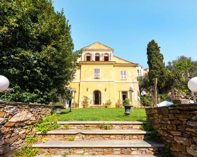 Bastia, Maison de maître, vue mer panoramique, 4 chambres, piscine, proche plages et centre-ville