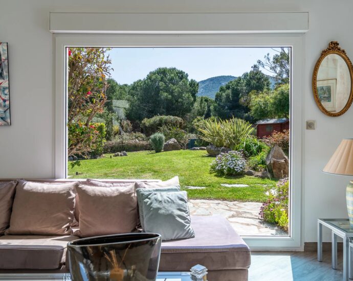 Calvi, villa 4 chambres, piscine, plage à pied, vue montagne