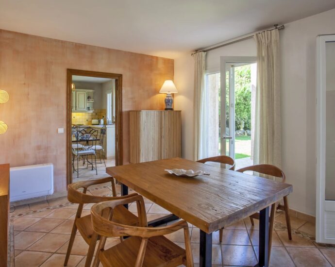 Lumio, 5-bedroom villa, sea and mountain views, swimming pool, close to beaches.