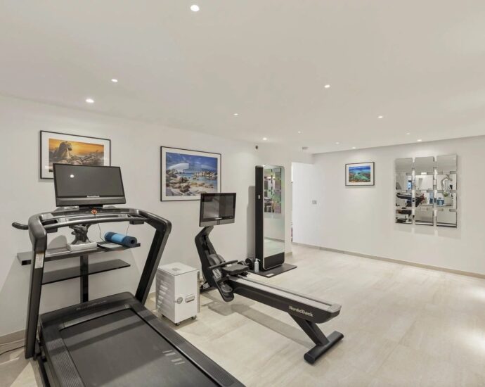 Favone, Villa, Vue mer panoramique, 7 chambres, proche plage, piscine, Cinéma, Salle de sport, Sauna, Hammam, Salle d&rsquo;arcade, Terrain de pétanque