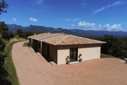 Porto-Vecchio, Contemporary villa, 4 bedrooms, swimming pool, near the beach of Santa Giulia