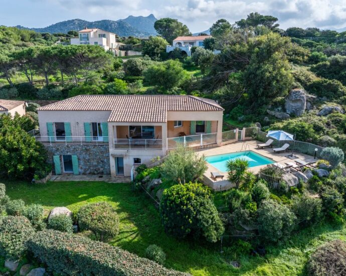 Exclusivité, Corbara, Marine de Davia, villa 4 chambres, piscine, vue mer panoramique, plage à pied