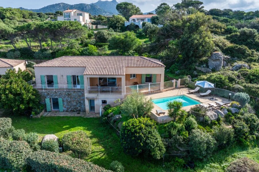 Exclusivité, Corbara, Marine de Davia, villa 4 chambres, piscine, vue mer panoramique, plage à pied