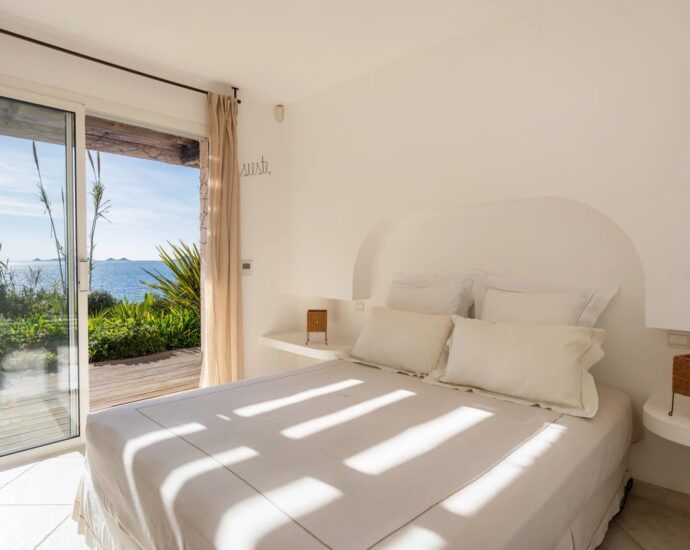 Exclusivité, Ajaccio, Route de Sanguinaires, Propriété  pied dans l&rsquo;eau, 3 chambres, vue  mer panoramique, plage à pied