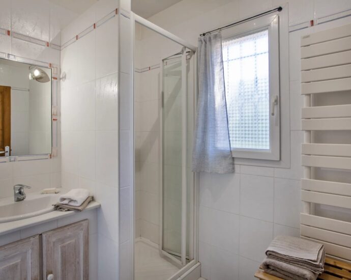 Lumio, 5-bedroom villa, sea and mountain views, swimming pool, close to beaches.