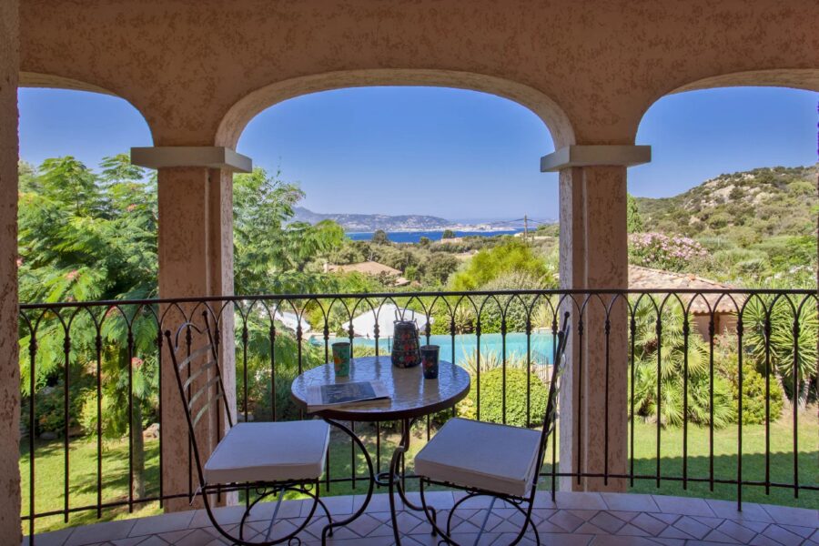 Lumio, 5-bedroom villa, sea and mountain views, swimming pool, close to beaches.