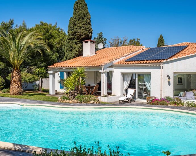 Calvi, villa 4 chambres, piscine, plage à pied, vue montagne