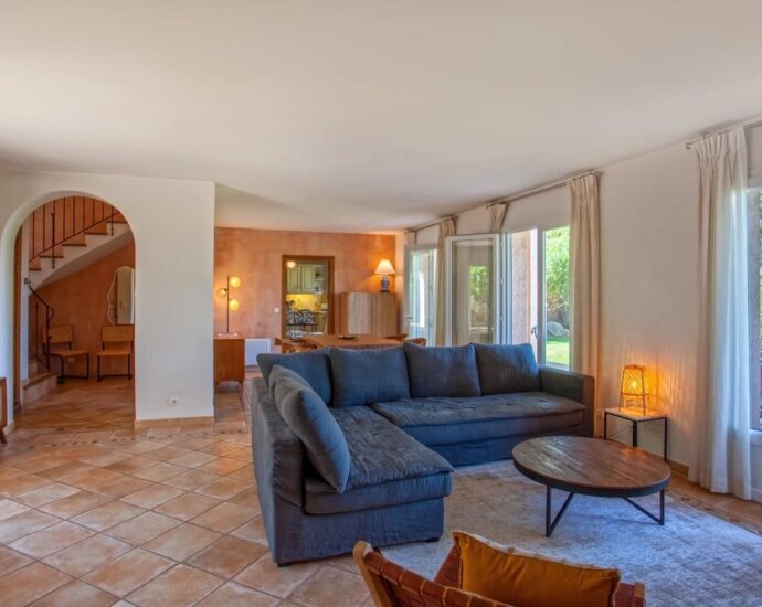 Lumio, 5-bedroom villa, sea and mountain views, swimming pool, close to beaches.