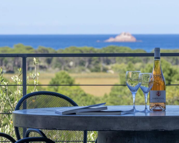 Pinarello, Villa contemporaine 5 chambres avec piscine et vue mer, au cœur du maquis