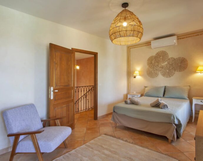 Lumio, 5-bedroom villa, sea and mountain views, swimming pool, close to beaches.