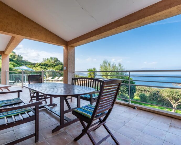 Exclusivité, Corbara, Marine de Davia, villa 4 chambres, piscine, vue mer panoramique, plage à pied