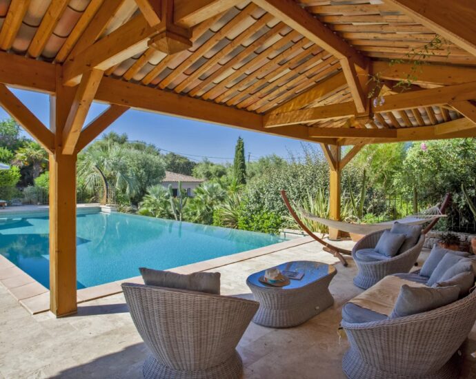 Lumio, 5-bedroom villa, sea and mountain views, swimming pool, close to beaches.
