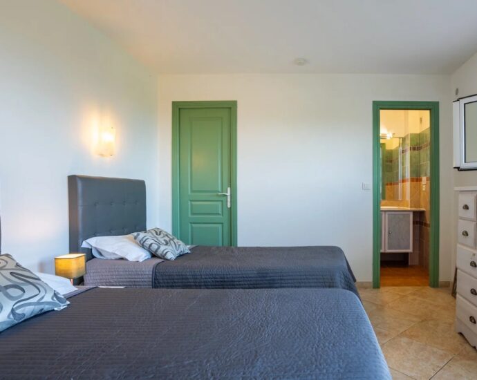 Exclusivité, Corbara, Marine de Davia, villa 4 chambres, piscine, vue mer panoramique, plage à pied