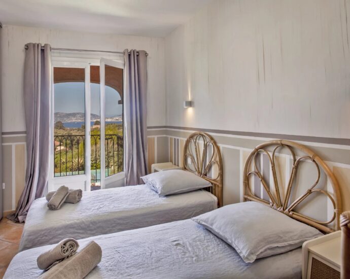 Lumio, 5-bedroom villa, sea and mountain views, swimming pool, close to beaches.