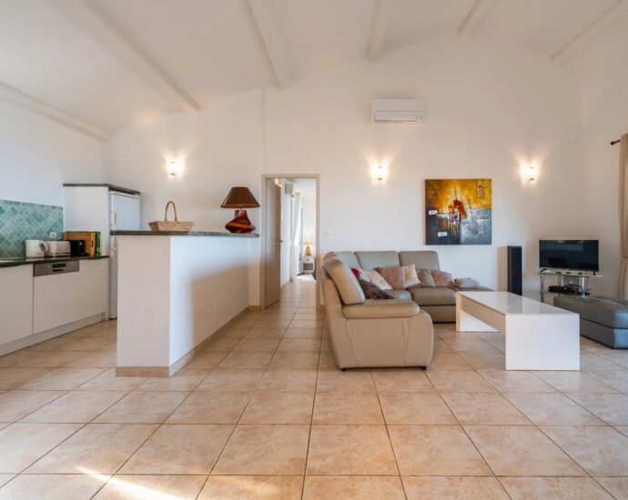 Exclusivité, Corbara, Marine de Davia, villa 4 chambres, piscine, vue mer panoramique, plage à pied