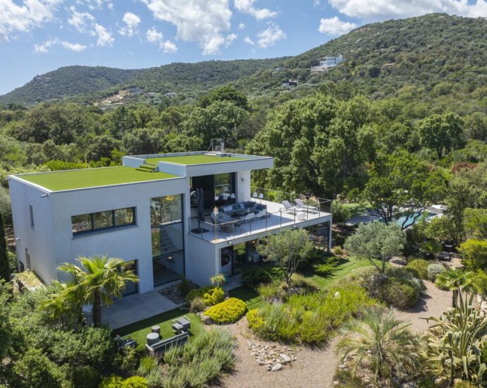 Pinarello, Villa contemporaine 5 chambres avec piscine et vue mer, au cœur du maquis