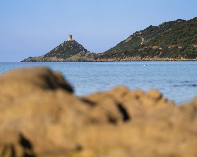 Exclusivité, Ajaccio, villa 6 chambres, piscine à débordement, maison de gardien, vue mer panoramique, plage à pied