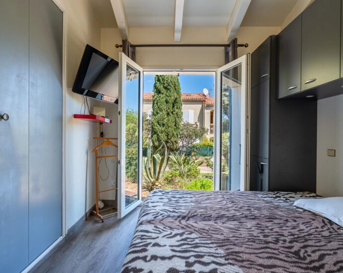 Calvi, villa 4 chambres, piscine, plage à pied, vue montagne