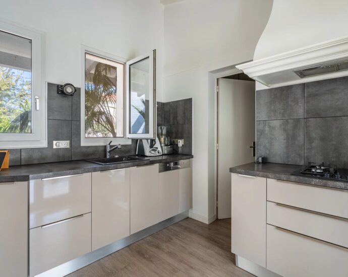 Calvi, villa 4 chambres, piscine, plage à pied, vue montagne