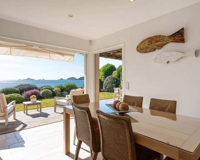 Exclusivité, Ajaccio, Route de Sanguinaires, Propriété  pied dans l&rsquo;eau, 3 chambres, vue  mer panoramique, plage à pied