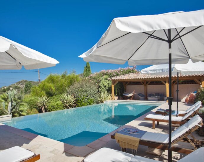 Lumio, 5-bedroom villa, sea and mountain views, swimming pool, close to beaches.