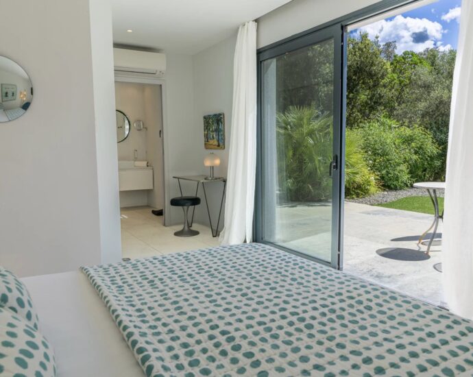 Pinarello, Villa contemporaine 5 chambres avec piscine et vue mer, au cœur du maquis