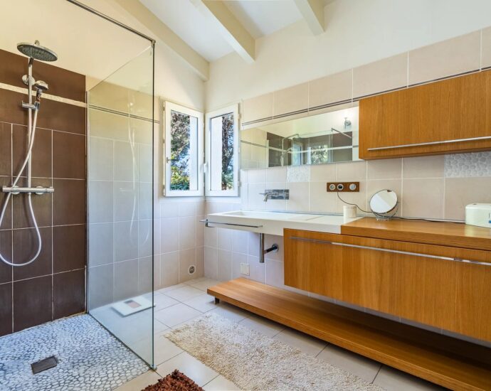 Calvi, villa 4 chambres, piscine, plage à pied, vue montagne