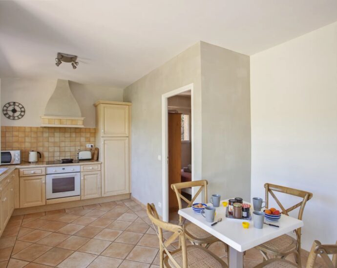 Lumio, 5-bedroom villa, sea and mountain views, swimming pool, close to beaches.