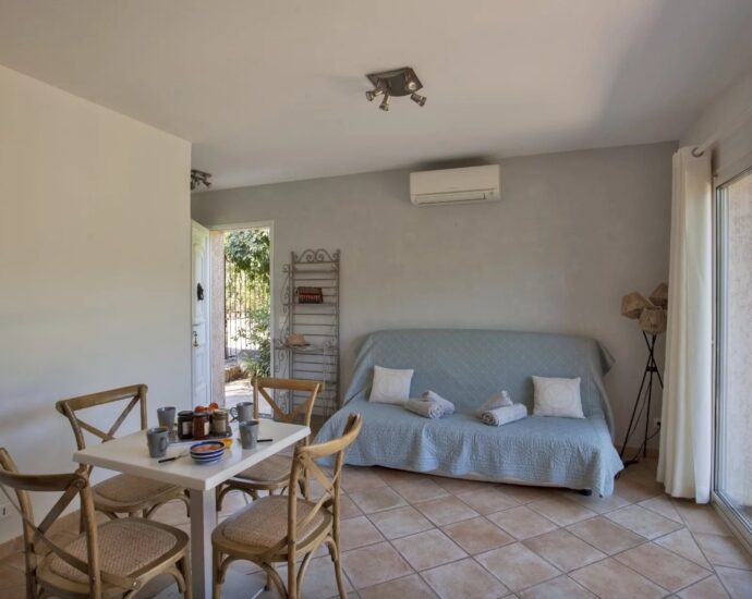 Lumio, 5-bedroom villa, sea and mountain views, swimming pool, close to beaches.