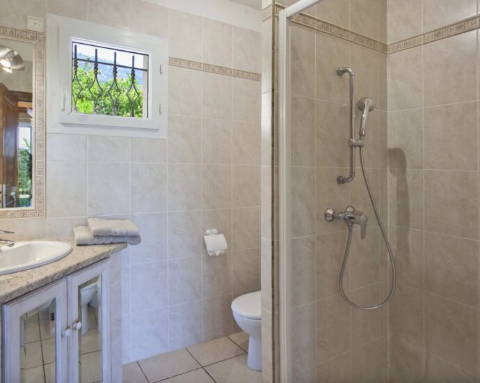 Lumio, 5-bedroom villa, sea and mountain views, swimming pool, close to beaches.