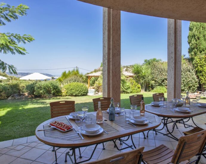 Lumio, 5-bedroom villa, sea and mountain views, swimming pool, close to beaches.