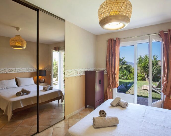 Lumio, 5-bedroom villa, sea and mountain views, swimming pool, close to beaches.