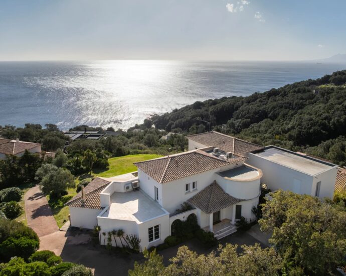 Cap Corse, Erbalunga, Villa vue mer panoramique, 4 chambres, piscine chauffée, proche plage