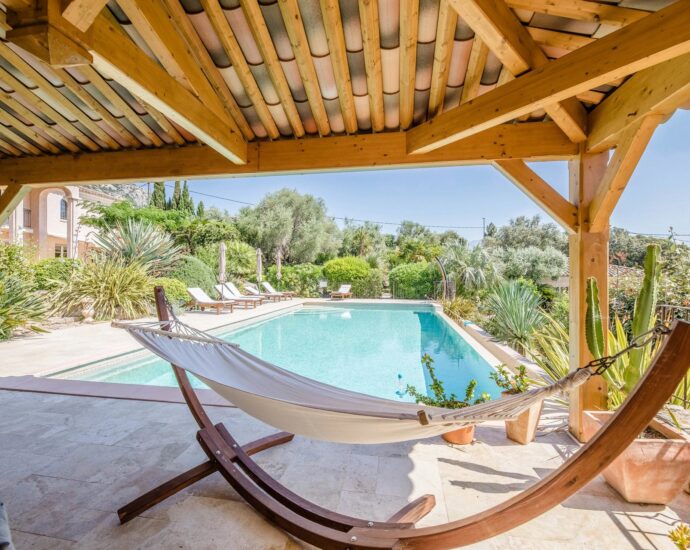 Lumio, 5-bedroom villa, sea and mountain views, swimming pool, close to beaches.