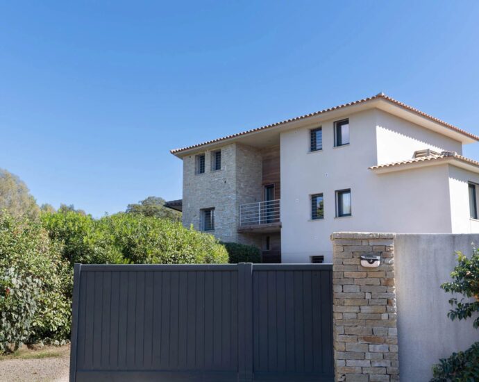 Trinité de Porto-Vecchio, Contemporary Villa, Independant Apartment, 6 Bedrooms, Clear View, Pool, Close to Beaches