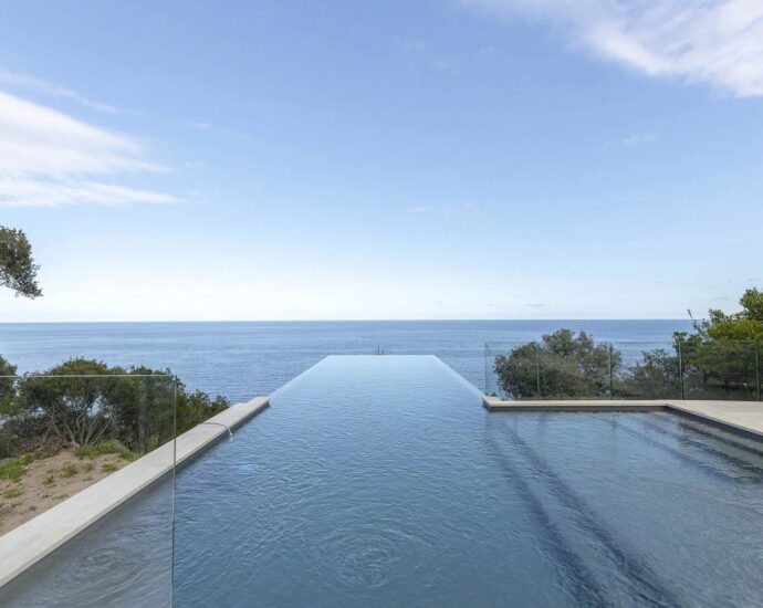 Favone, Villa, Vue mer panoramique, 7 chambres, proche plage, piscine, Cinéma, Salle de sport, Sauna, Hammam, Salle d&rsquo;arcade, Terrain de pétanque