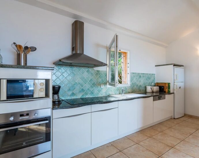 Exclusivité, Corbara, Marine de Davia, villa 4 chambres, piscine, vue mer panoramique, plage à pied